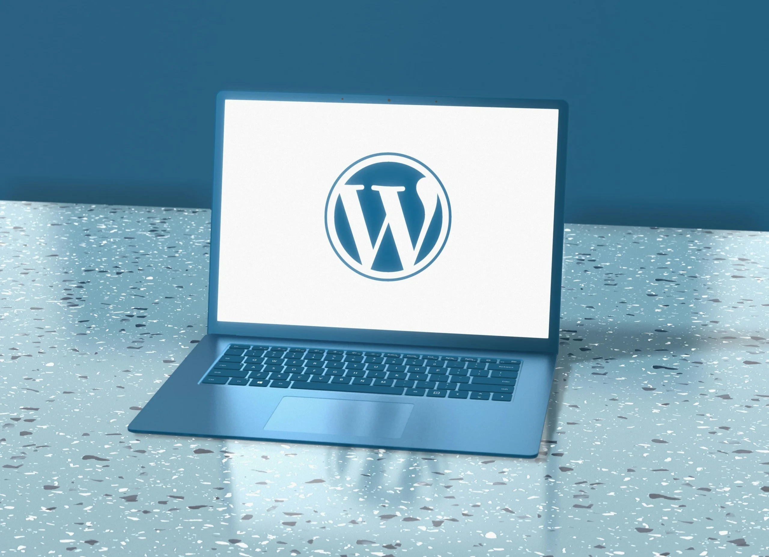 Intégration WordPress : ordinateur portable affichant le logo WordPress
