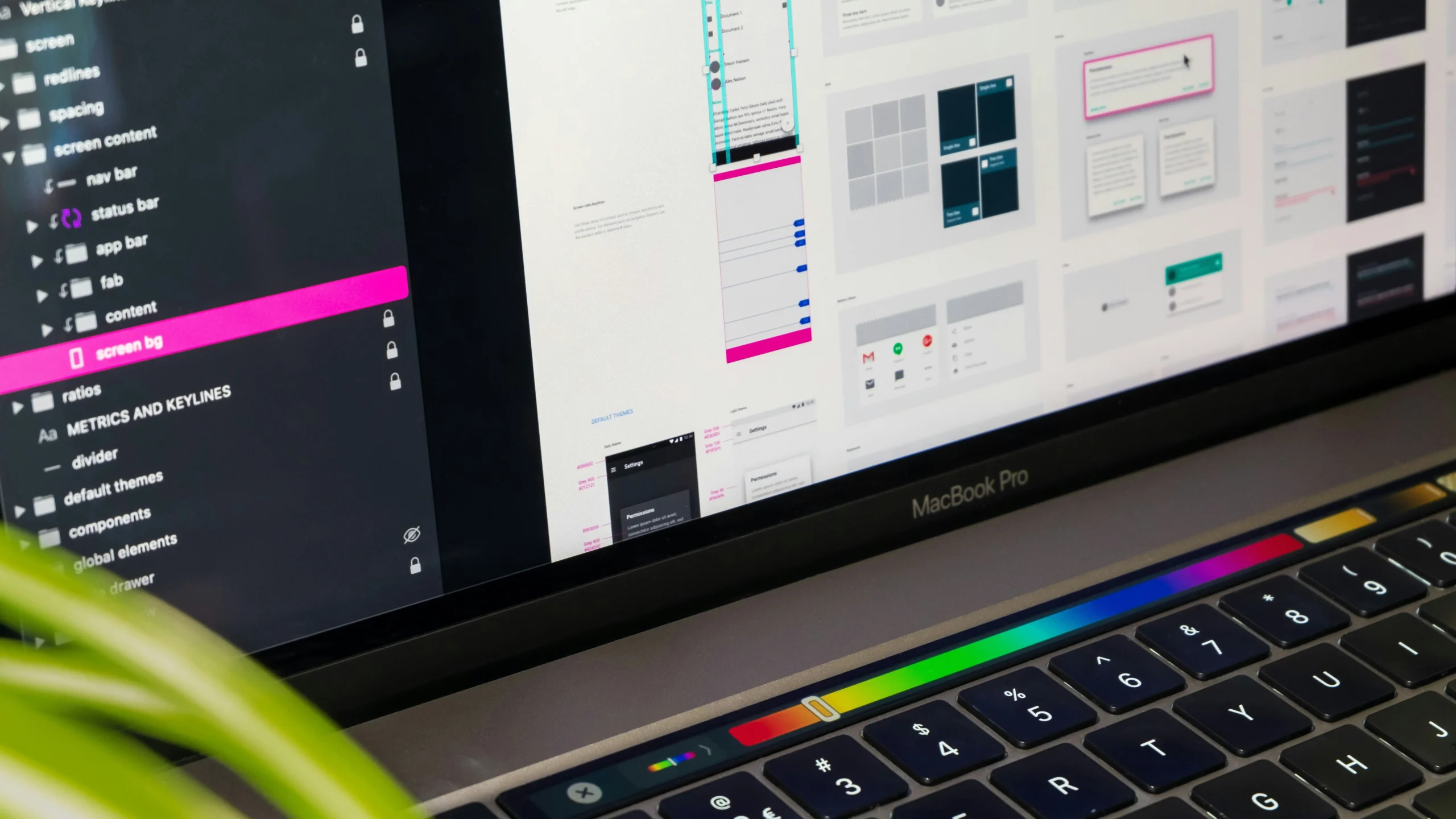 Design UX/UI : maquettes d'interface sur un écran d'ordinateur